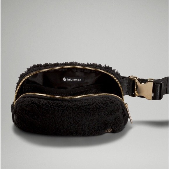 Lululemon Everywhere Belt Bag 1L Fleece Black Gold - Picture 3 of 7